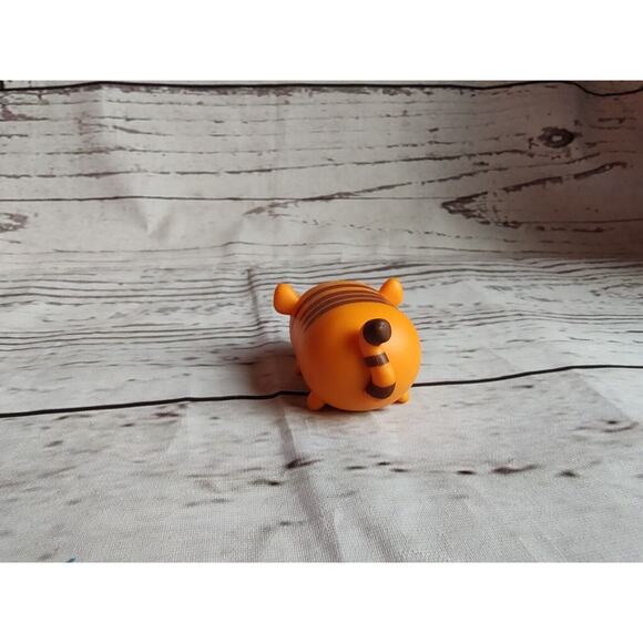 Authentic Disney Tsum Tsum Stack Vinyl Tigger Figure 1.5 Inches - Picture 3 of 5